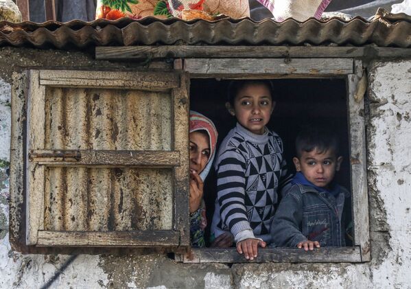Семья палестинцев в лагере для беженцев в Секторе Газа - Sputnik Южная Осетия