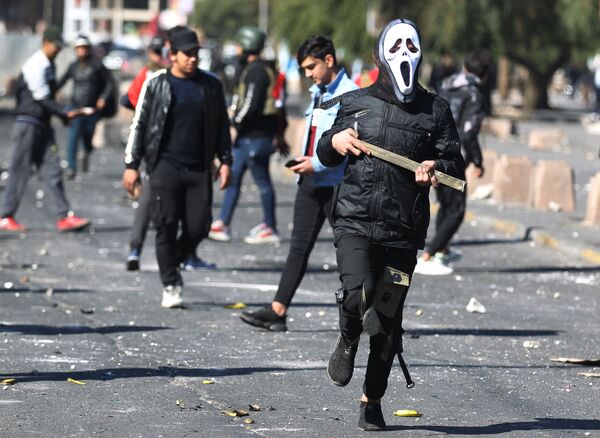 Участники антиправительственной демонстрации на площади Аль-Хилани в Багдаде - Sputnik Южная Осетия