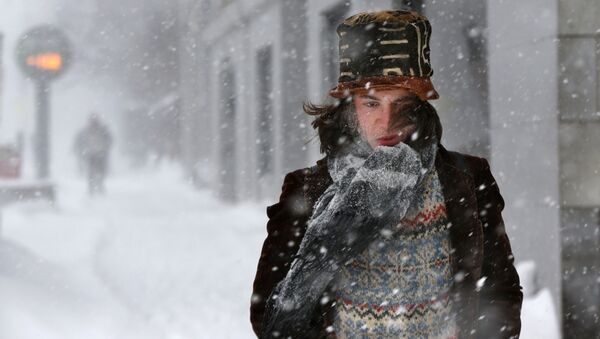 Молодой человек на улице во время снежной бури  - Sputnik Южная Осетия