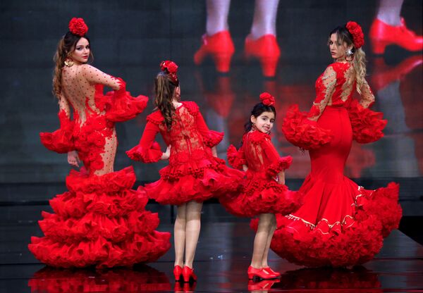 Модели в нарядах от Teressa Ninu на Международном модном шоу фламенко в Севилье - Sputnik Южная Осетия