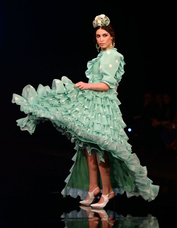 Модель в наряде от Carmen Raimundo на Международном модном шоу фламенко в Севилье - Sputnik Южная Осетия