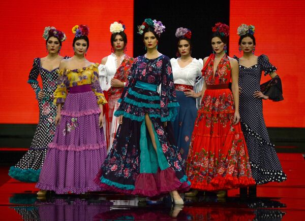 Модели в нарядах от Atelier Rima на Международном модном шоу фламенко в Севилье - Sputnik Южная Осетия