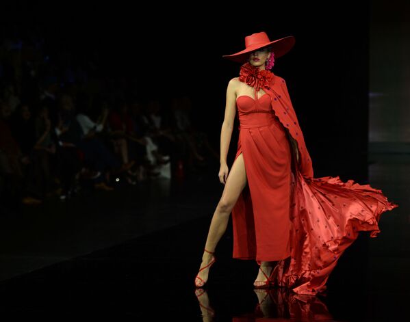 Модель в наряде от Veronica de la Vega на Международном модном шоу фламенко в Севилье - Sputnik Южная Осетия