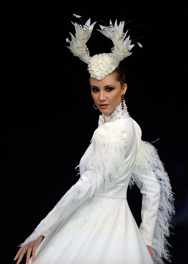 Модель в наряде от Provincia de Granada на Международном модном шоу фламенко в Севилье - Sputnik Южная Осетия