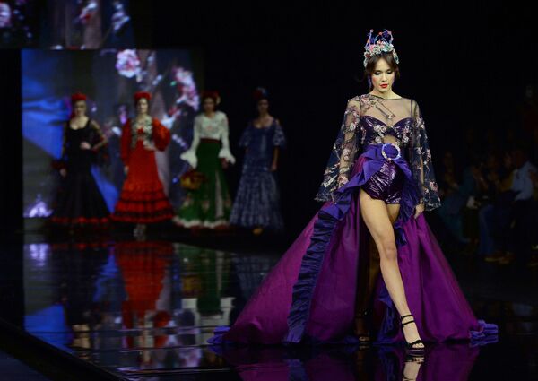 Модели в нарядах от Atelier Rima на Международном модном шоу фламенко в Севилье - Sputnik Южная Осетия