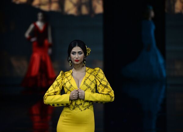 Модель в наряде от Loli Vera на показе International Flamenco Fashion Show (SIMOF) в Севилье - Sputnik Южная Осетия