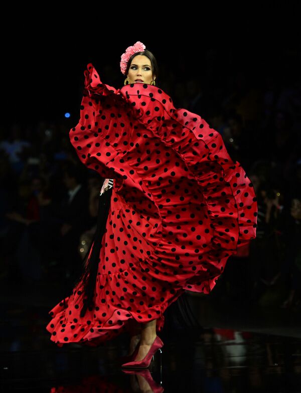 Модель в наряде от Adelina Infante на показе International Flamenco Fashion Show (SIMOF) в Севилье - Sputnik Южная Осетия