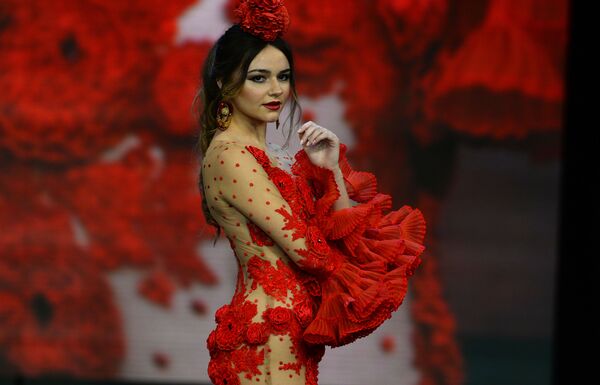 Модель в наряде от Teressa Ninu на Международном модном шоу фламенко в Севилье - Sputnik Южная Осетия