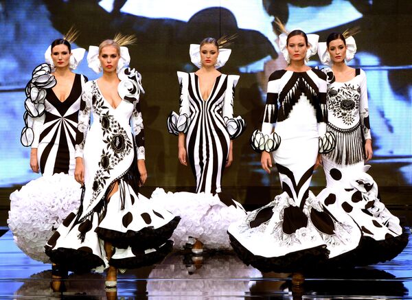 Модели в нарядах от Ana Moron на показе International Flamenco Fashion Show (SIMOF) в Севилье - Sputnik Южная Осетия