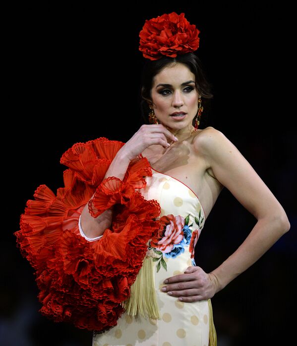 Модель в наряде от Teressa Ninu на показе International Flamenco Fashion Show (SIMOF) в Севилье - Sputnik Южная Осетия