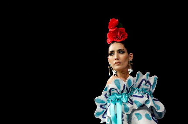 Модель в наряде от Antonio Gutierrez на показе  International Flamenco Fashion Show (SIMOF) в Севилье - Sputnik Южная Осетия