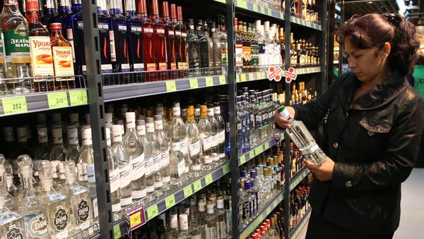 Покупательница в отделе алкогольной продукции в одном из магазинов в Калининграде - Sputnik Южная Осетия