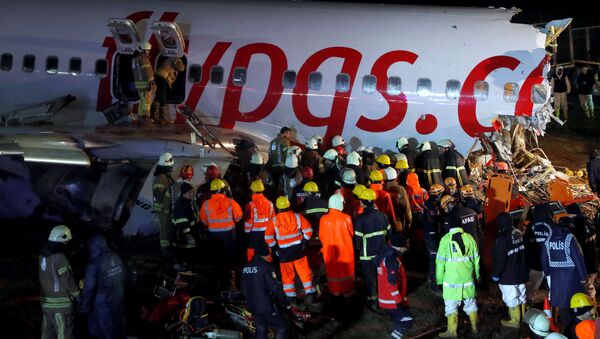 Спасательные работы и следственные действия проходили в аэропорту Стамбула всю ночь - Sputnik Южная Осетия