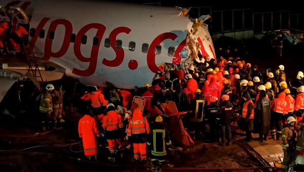 В аэропорту Стамбула самолет после жесткой посадки выкатился за пределы полосы и развалился - Sputnik Южная Осетия