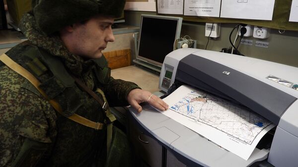 Военнослужащий распечатывает карту в подвижной цифровой топографической системе во время тактико-специальных учений Центра геопространственной информации и навигации Южного военного округа - Sputnik Южная Осетия
