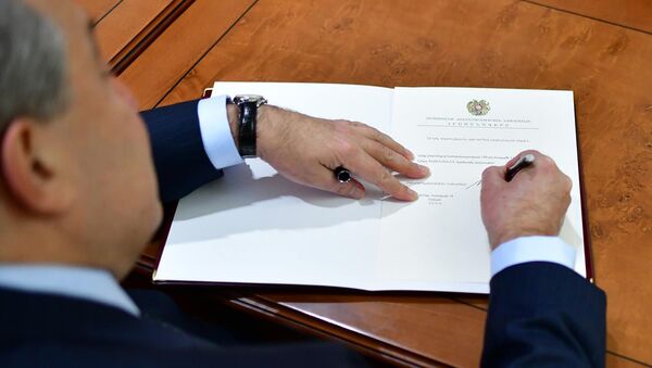 Президент Армен Саркисян подписывает указ. - Sputnik Южная Осетия