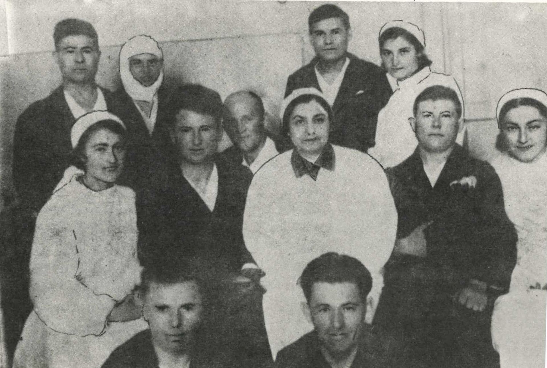 Слева медсестра Плиева З., в середине врач Левина Л.А., справа Гаглоева А. и Остаева Н.С. - Sputnik Южная Осетия, 1920, 10.05.2025