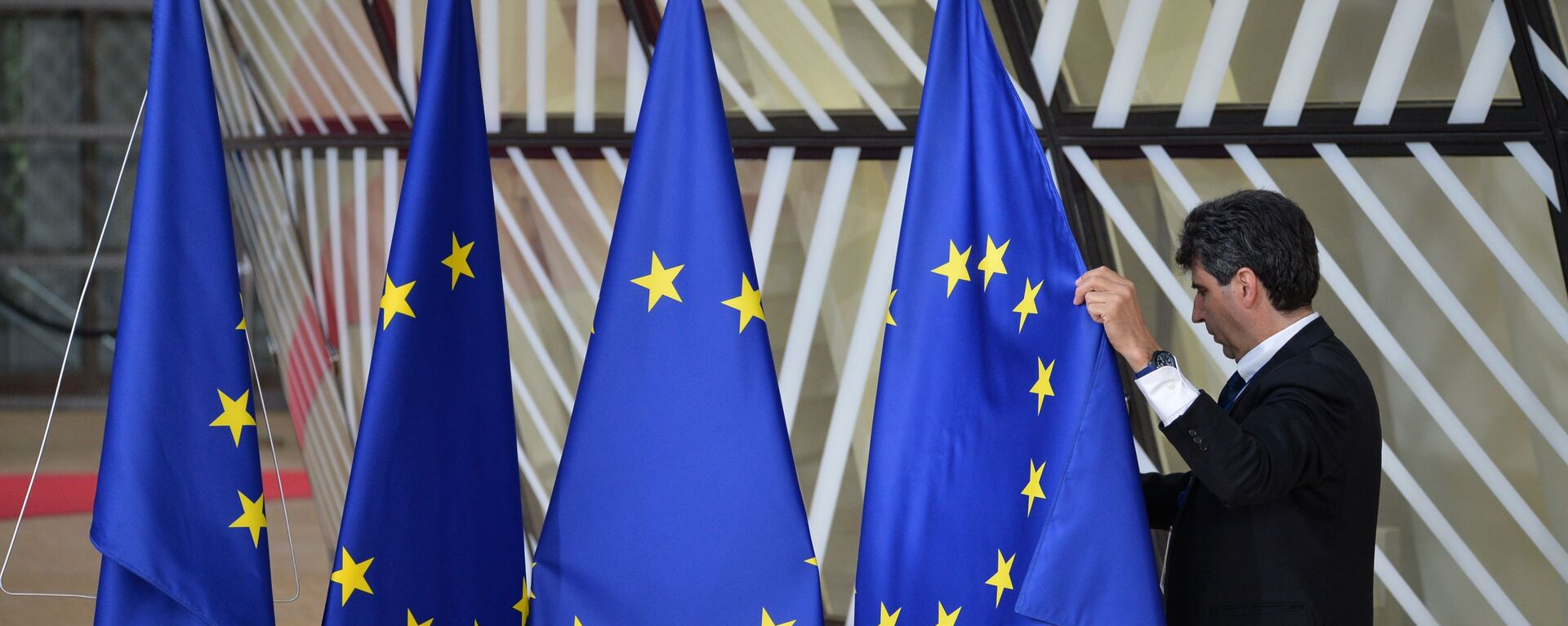 Флаги ЕС в здании Европейского Совета в Брюсселе - Sputnik Южная Осетия, 1920, 25.01.2022