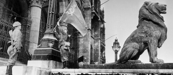 Советские воины водружают Красное знамя у входа в здание парламента в освобожденном Будапеште Советские воины водружают Красное знамя у входа в здание парламента в освобожденном Будапеште - Sputnik Южная Осетия