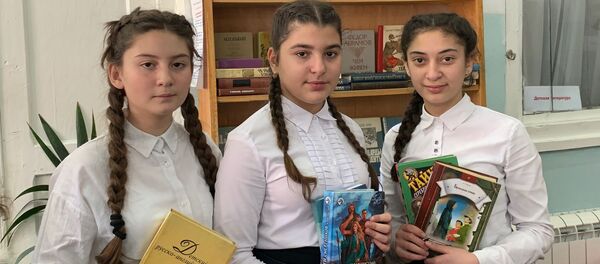 Центральная городская библиотека отметила праздник дарения книг Центральная городская библиотека отметила праздник дарения книг - Sputnik Южная Осетия