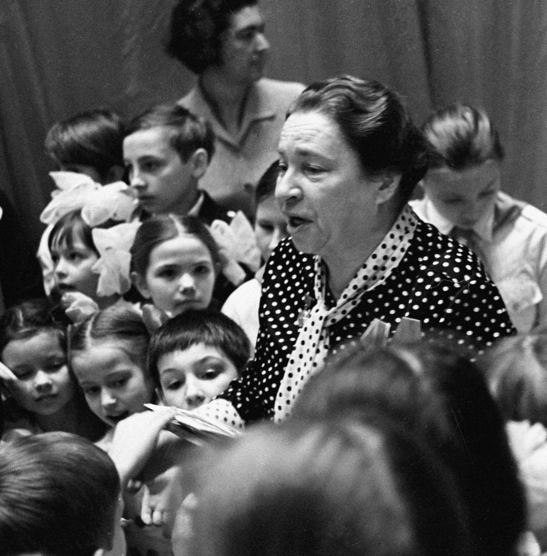 Поэтесса Агния Барто (справа) читает новые стихи в московском Доме пионеров и школьников - Sputnik Южная Осетия, 1920, 16.02.2022