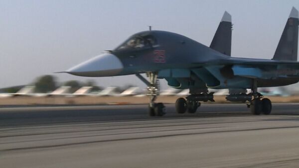 Взлет Су-24 и Су-25 с базы РФ в Сирии для нанесения ударов по террористам - Sputnik Южная Осетия