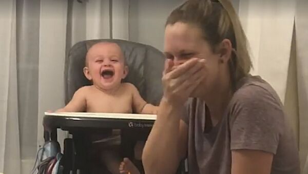 Реакция малыша на чихающую маму - Sputnik Южная Осетия