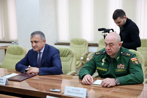 В Южную Осетию прибыла делегация абхазских военных В Южную Осетию прибыла делегация абхазских военных - Sputnik Южная Осетия