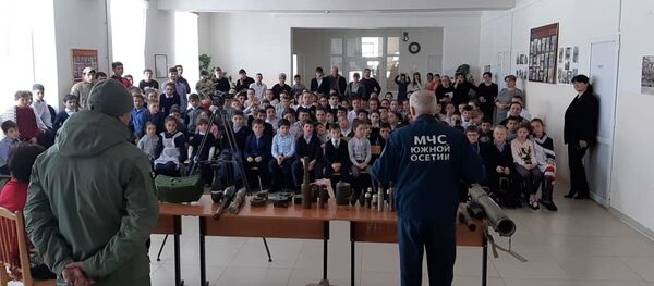 МЧС Южной Осетии проводит беседы со школьниками МЧС Южной Осетии проводит беседы со школьниками - Sputnik Южная Осетия