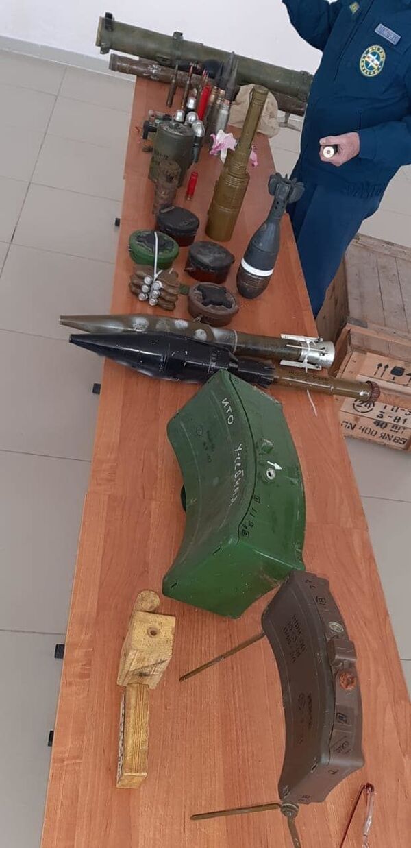 Сотрудники МЧС Южной Осетии объяснили детям, что делать с опасными находками Сотрудники МЧС Южной Осетии объяснили детям, что делать с опасными находками - Sputnik Южная Осетия