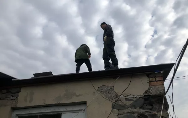 Фонд “Единство Алании” продолжает замену кровли пострадавших во время войны в 2008 году домов Фонд “Единство Алании” продолжает замену кровли пострадавших во время войны в 2008 году домов - Sputnik Южная Осетия
