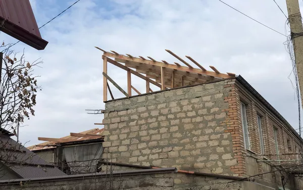 Фонд “Единство Алании” продолжает замену кровли пострадавших во время войны в 2008 году домов Фонд “Единство Алании” продолжает замену кровли пострадавших во время войны в 2008 году домов - Sputnik Южная Осетия