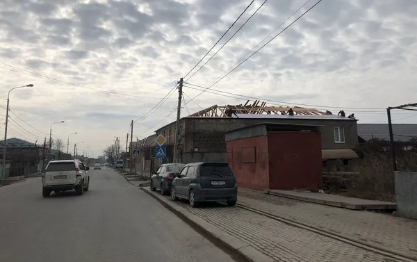 Фонд “Единство Алании” продолжает замену кровли пострадавших во время войны в 2008 году домов Фонд “Единство Алании” продолжает замену кровли пострадавших во время войны в 2008 году домов - Sputnik Южная Осетия
