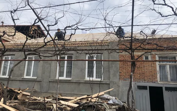 Фонд “Единство Алании” продолжает замену кровли пострадавших во время войны в 2008 году домов Фонд “Единство Алании” продолжает замену кровли пострадавших во время войны в 2008 году домов - Sputnik Южная Осетия