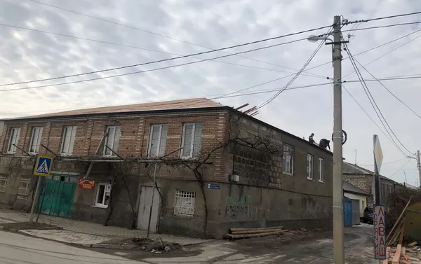 Фонд “Единство Алании” продолжает замену кровли пострадавших во время войны в 2008 году домов Фонд “Единство Алании” продолжает замену кровли пострадавших во время войны в 2008 году домов - Sputnik Южная Осетия