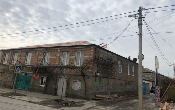 Фонд “Единство Алании” продолжает замену кровли пострадавших во время войны в 2008 году домов - Sputnik Южная Осетия