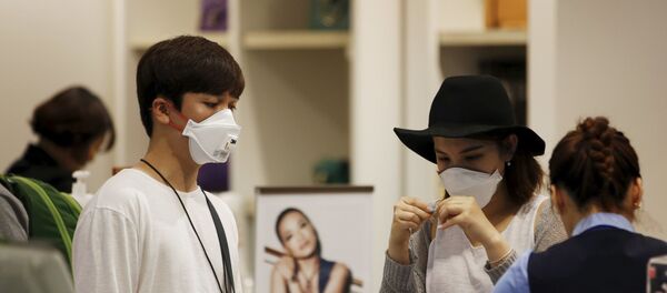 Люди в защитных масках в Международном аэропорту Инчхон в Южной Корее  - Sputnik Южная Осетия