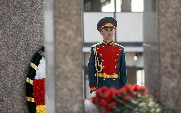 Возложение цветов к мемориалу Защитнику Отечества - Sputnik Южная Осетия