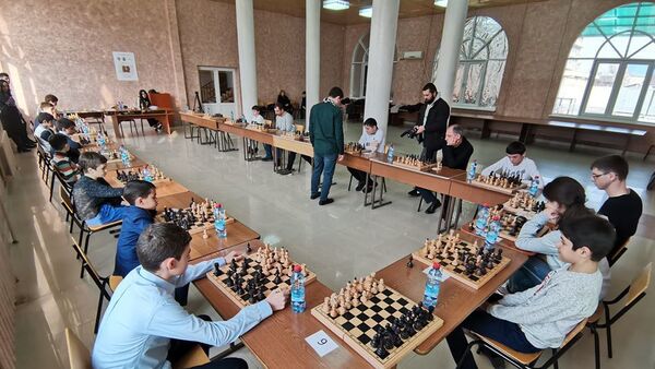 Ко Дню защитника Отечества в Цхинвале прошел сеанс одновременной игры по шахматам - Sputnik Южная Осетия
