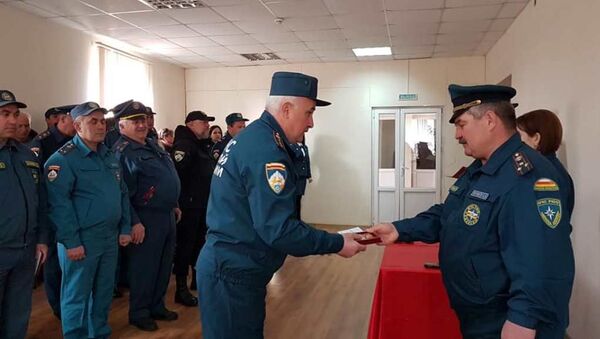 Награждение сотрудника МЧС РЮО Урузмага Газзаева медалью За спасение жизни  - Sputnik Южная Осетия