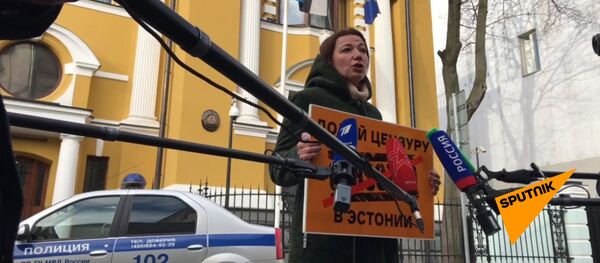 Долой цензуру. Черышева и Вышинский вышли на пикет к посольству Эстонии в Москве Долой цензуру. Черышева и Вышинский вышли на пикет к посольству Эстонии в Москве - Sputnik Южная Осетия