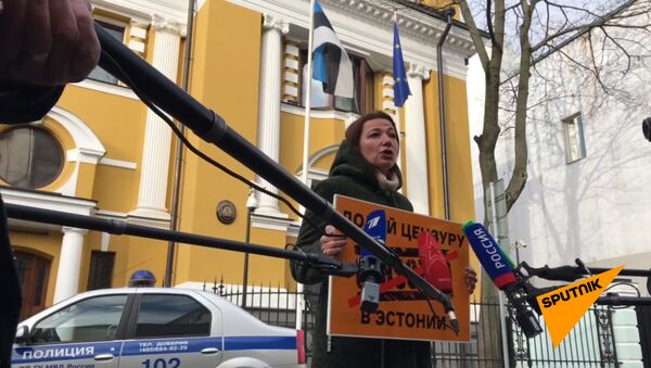 Долой цензуру. Черышева и Вышинский вышли на пикет к посольству Эстонии в Москве - Sputnik Южная Осетия