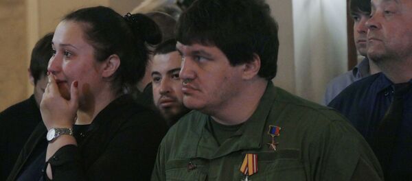 Герой ДНР Ахра Авидзба (Абхаз) во время прощания с командиром Пятнашки О. Мамиевым  Герой ДНР Ахра Авидзба (Абхаз) во время прощания с командиром Пятнашки О. Мамиевым  - Sputnik Южная Осетия