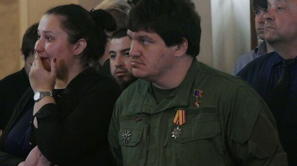 Герой ДНР Ахра Авидзба (Абхаз) во время прощания с командиром Пятнашки О. Мамиевым  - Sputnik Южная Осетия