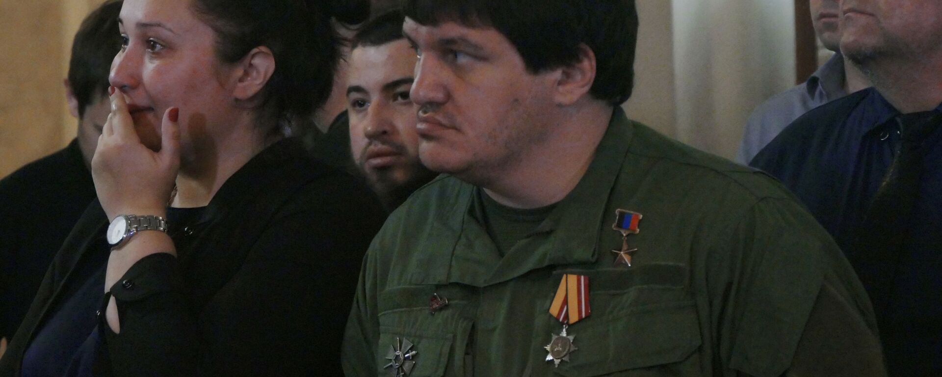 Герой ДНР Ахра Авидзба (Абхаз) во время прощания с командиром Пятнашки О. Мамиевым  - Sputnik Южная Осетия, 1920, 24.02.2020