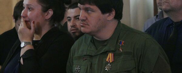 Герой ДНР Ахра Авидзба (Абхаз) во время прощания с командиром Пятнашки О. Мамиевым Герой ДНР Ахра Авидзба (Абхаз) во время прощания с командиром Пятнашки О. Мамиевым - Sputnik Южная Осетия