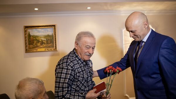 Награждение ветеранов Великой Отечественной войны в посольстве РФ в Цхинвале - Sputnik Южная Осетия