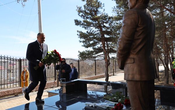 Анатолий Бибилов возложил цветы к памятнику Нафи Джусойты - Sputnik Южная Осетия