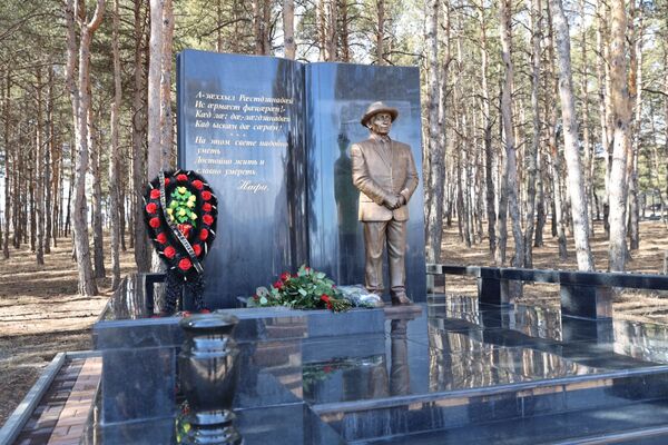 Гордость народа: Бибилов возложил цветы к памятнику патриарху осетинской литературы Гордость народа: Бибилов возложил цветы к памятнику патриарху осетинской литературы - Sputnik Южная Осетия
