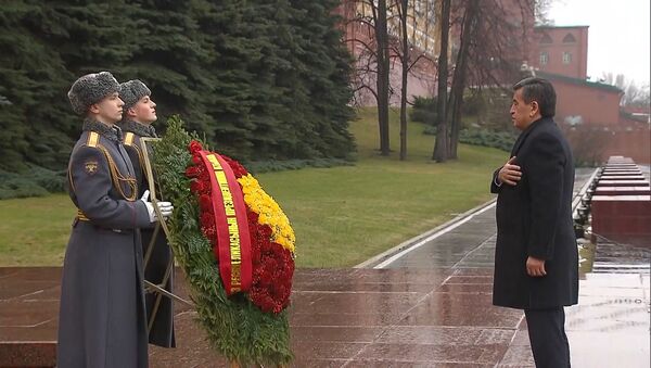Президент Кыргызстана возложил цветы к Могиле Неизвестного Солдата в Москве - Sputnik Южная Осетия